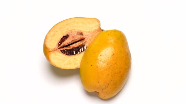 果林(カリン)を半分に切って白背景で回転させた4K動画	
