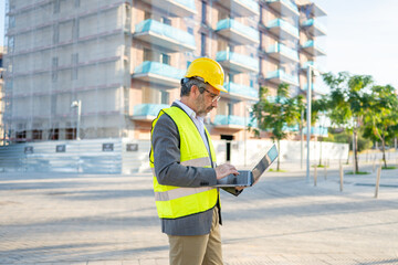 Obraz premium Architect working on laptop at construction site