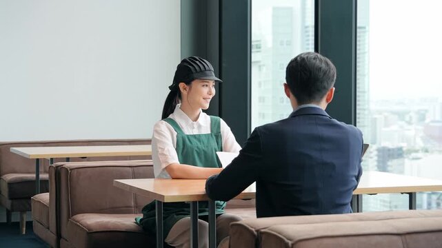 コンサルタントと面談する飲食店店員
