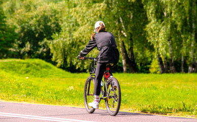 Obraz premium Cyclist ride on the bike path in the city Park 