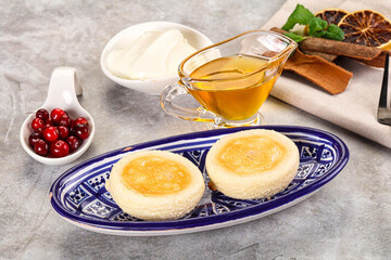 Roasted cheesecakes - Syrniki with honey