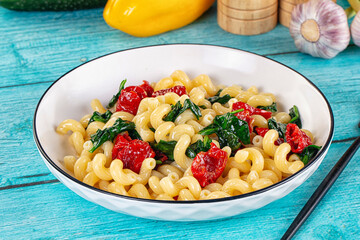 Pasta with spinach and tomato