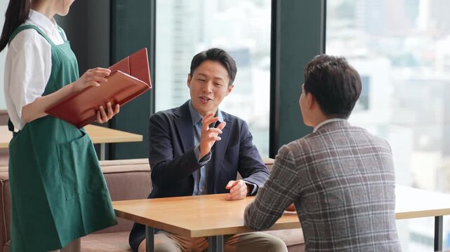 店内で接客する飲食店店員