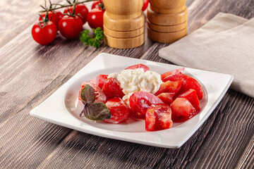 Salad with stracciatella and tomato