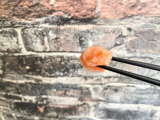 ひとくちサイズにカットしたたらこ。新鮮な鱈の卵を塩漬けしたシンプルな食材。