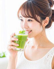 スムージーを飲む若い女性