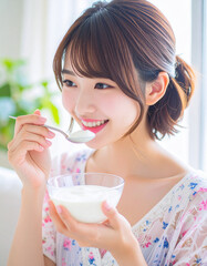 ヨーグルトを食べる若い女性