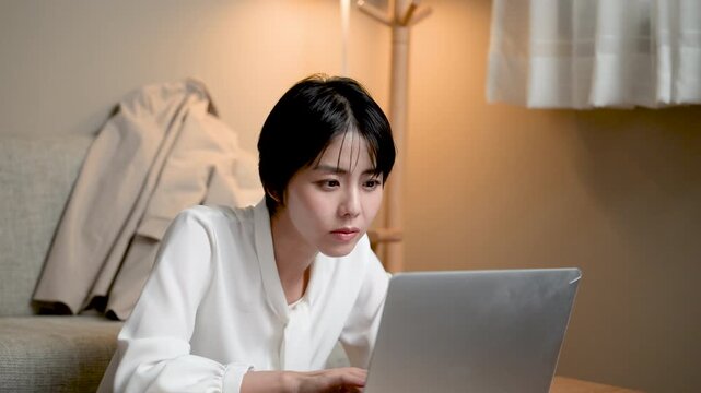 仕事が終わらなくて結局家で仕事する女性の動画