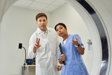 Obraz premium Diverse medical team discusses MRI scan in a state-of-the-art hospital setting