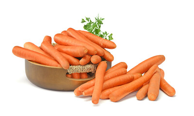Świeża surowa marchewka w ceramicznej misce na białym tle