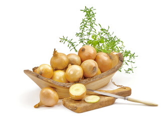 Świeża cebula z ziołami w drewnianym naczyniu na białym tle