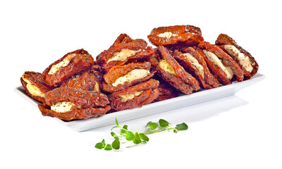 Suszone pomidory z nadzieniem w białej miseczce