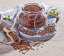 Siemię lniane w szklanym okrągłym słoiku
