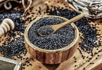 Sezam czarny w drewnianej miseczce