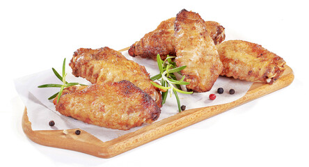 Pieczone skrzydełka kurczaka na drewnianej desce