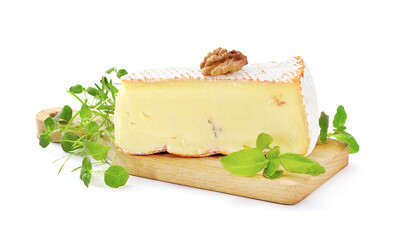 Kawałek sera Brie z orzechem włoskim i ziołami na drewnianej desce