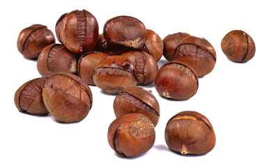 Jadalne kasztany na białym tle
