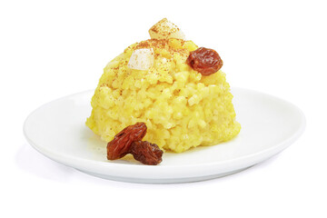 Gotowana kasza jaglana z cynamonem i rodzynkami na białym talerzyku