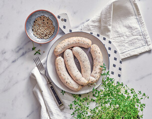 Biała kiełbasa świąteczna w jasnej aranżacji