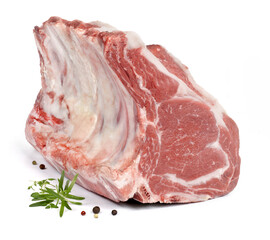 Antrykot wołowy z ziołami na białym tle