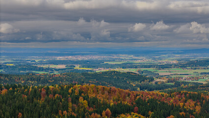 Bunte Herbstlandschaft mit Wolken über den Hügeln in Deutschland