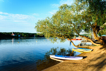 A close-up of a sap board is moored to a sandy shore, a hike along the river.
