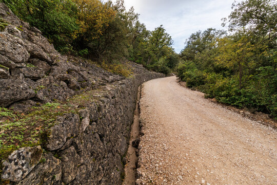 Pista forestal que lleva a la cumbre del parque natural del Carrascal de la Font Roja de Alcoy, Espa&ntilde;a