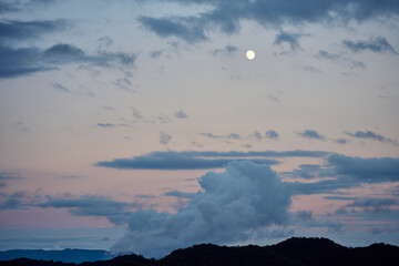 黄昏の空に浮かぶ月