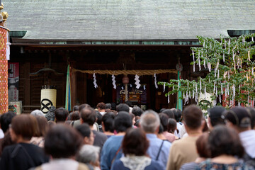 大井神社の本堂に並ぶ参拝客の行列