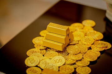 Substantial gold bullion stacks and shining coins represent a key Safe-haven Asset, stabilizing value against Geopolitical Uncertainty and recent Spot Gold price Correction.