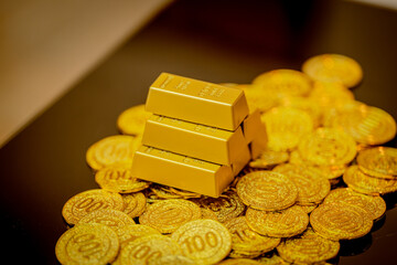 Substantial gold bullion stacks and shining coins represent a key Safe-haven Asset, stabilizing value against Geopolitical Uncertainty and recent Spot Gold price Correction.