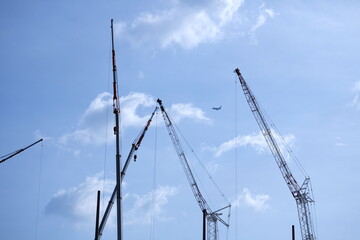 Obraz premium 建築重機と飛行機