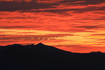 赤く染まる朝焼け雲