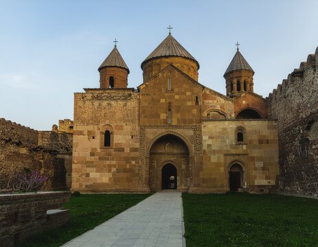 Gereja kuno dan menara kastil Segovia yang bersejarah, arsitektur agama yang megah di Eropa Spanyol