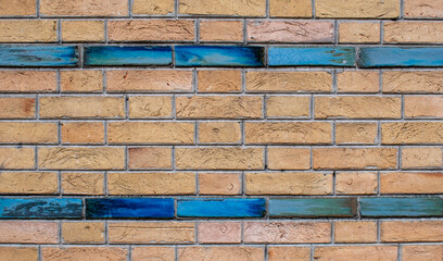Mur en briques et en mosaïque sur un immeuble ancien, Paris, France