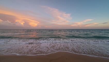 Obraz premium Dawn breaking above the ocean with breathtaking cloud formations