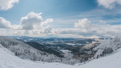 Obraz premium Wide view of a snowy mountain crest