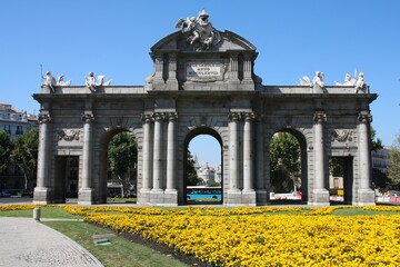 Obraz premium Puerta de Alcala - Neo-classical city gate monument in the Plaza de la Independencia (Independence Square) in Madrid, Spain