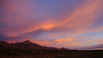 Naklejka premium Breathtaking evening hues in the sky