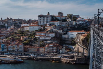 Obraz premium Stunning view of Porto's historic skyline with colorful buildings along the Douro River