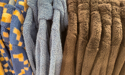 Flauschige weiche Teddy Fleecejacken auf einem Kleiderständer in einem Kaufhaus 