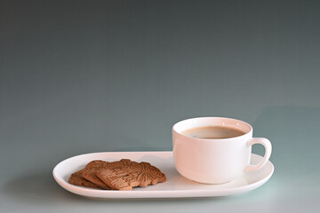 Gewürzspekulatius auf dem tablet und eine Tasse Kaffee