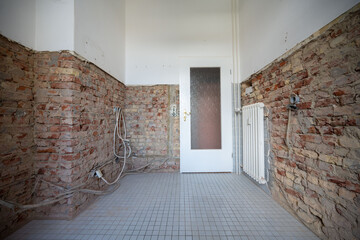 Open interior space with exposed red brick, combining raw materials and industrial charm