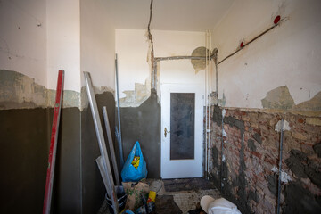 Open interior space with exposed red brick, combining raw materials and industrial charm