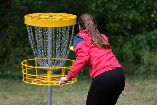 Disc Golf and girls final shot preparing