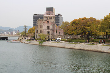 Obraz premium genbaku dome and river in hiroshima in japan 