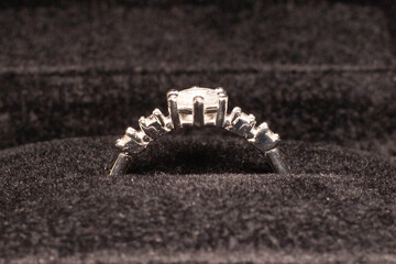 weißgold ring mit diamanten in einer box