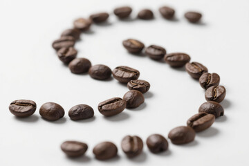 Naklejka premium A curved upward arc composed of multiple deep brown coffee beans of varying sizes, arranged in an orderly yet natural pattern against a clean white background, highlighting texture and three-dimension