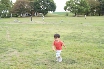 Fototapeta premium 公園で走る子供