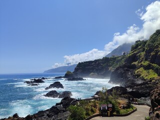 &bdquo;K&uuml;stenlandschaft mit Meer &ndash; ruhige nat&uuml;rliche Szenerie&ldquo; Madeira